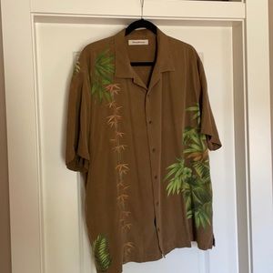 Men’s Tommy Bahama short sleeve shirt size XL. Brown with design
